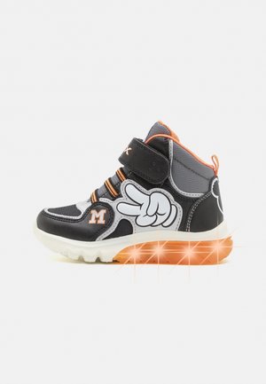 Zapatilla deportiva infantil alta en negro y gris con detalles naranjas, cierre de velcro, gráfico de símbolo de la paz y suela naranja luminosa.