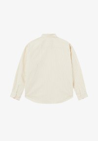 Lys beige langærmet skjorte med tynde lodrette striber, knapmanchetter, standard krave og en yoke (skulderparti) bagpå for ekstra struktur.