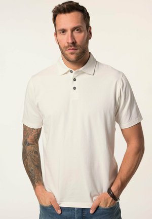 Hvid polo shirt i bomuldsblanding med krave og tre grå knapper. Båret med blå jeans, viser korte ærmer og en afslappet pasform.