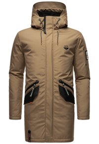 Parka beige con capucha, bolsillos con cremallera negros y detalles con logotipo. Textura suave, mangas largas y cordones ajustables.