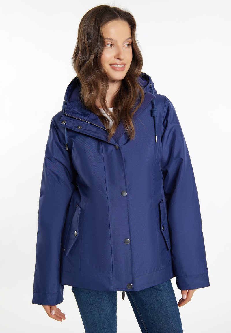 Giacca impermeabile blu navy con cappuccio, bottoni a pressione frontali e tasche laterali, realizzata in un materiale liscio e strutturato.