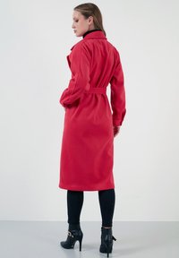 LELA LOOSE FIT - Klasičan kaput - fuchsia