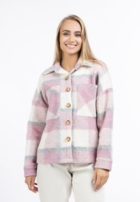 Fleece button-up jakke i pink, hvid og grå tern; har to frontlommer, en skjortekrave og træknapper. Blød tekstur.