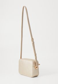 Kompakte rechteckige Umhängetasche in metallic Gold, mit einer strukturierten Oberfläche, verstellbarem Gurt und goldenen Hardware-Akzenten.