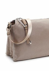 Borsa in tessuto beige con chiusura a cerniera, dotata di tracolla rimovibile e dettagli in metallo argentato. Forma rettangolare con design strutturato.