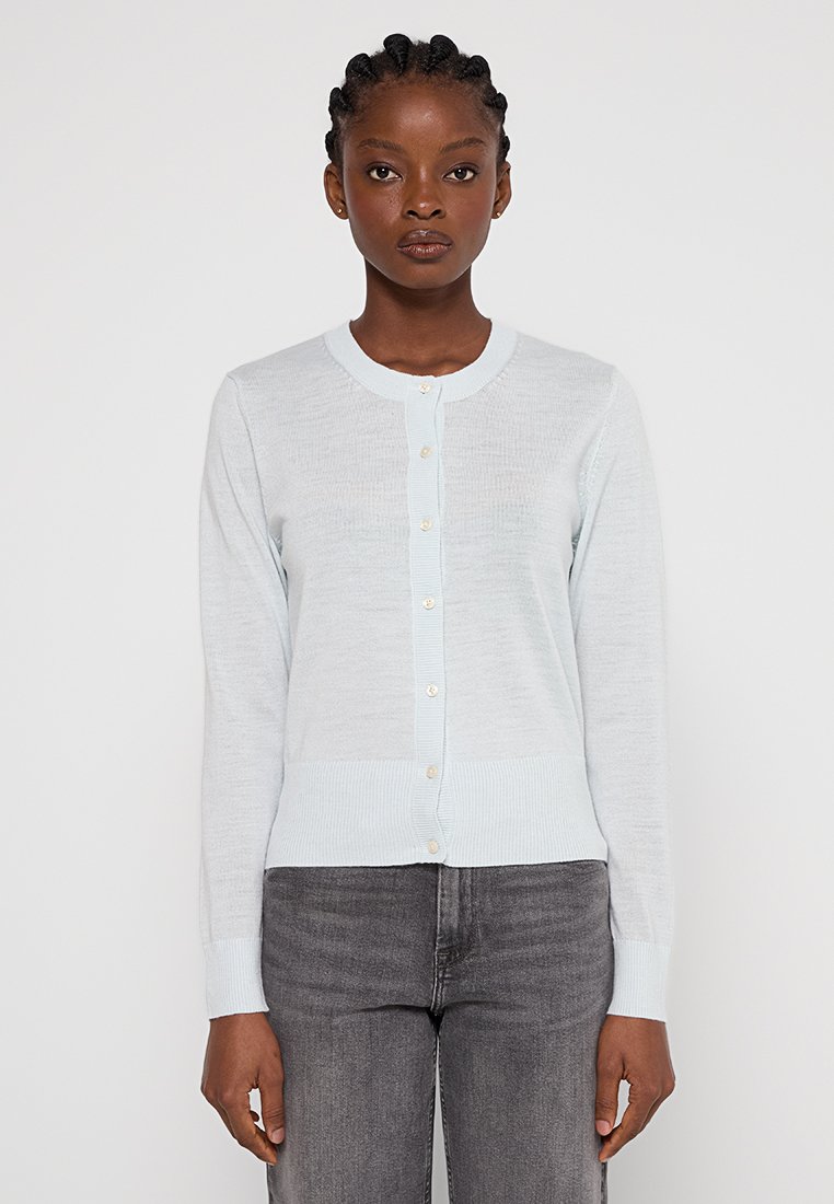Lichtblauwe cardigan van zacht gebreid materiaal, met een ronde halslijn, knoopsluiting en geribde onderkant en mouwen.