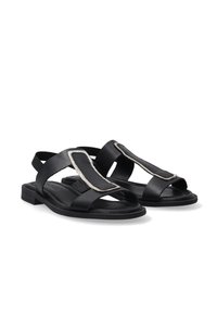 Schwarze Ledersandalen mit einem breiten Vorderriemen und einem metallischen Akzent. Offene Zehenpartie, flache Sohle und Knöchelriemen für einen sicheren Sitz.