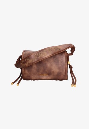 Borsa a tracolla in finta pelle marrone con hardware dorato, finitura testurizzata, dettagli in corda e con "CUSTO" impresso sulla tracolla.