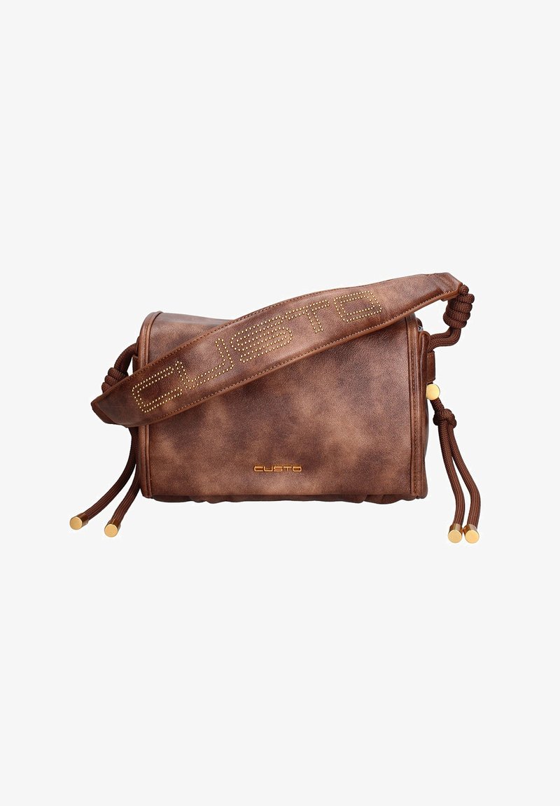 Borsa a tracolla in finta pelle marrone con hardware dorato, finitura testurizzata, dettagli in corda e con "CUSTO" impresso sulla tracolla.