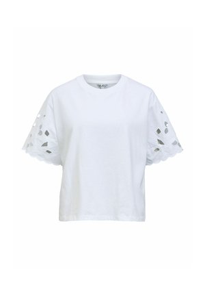 Witte blouse met korte mouwen en een ronde hals, met golvende randen en uitgesneden bloemmotieven op de mouwen.