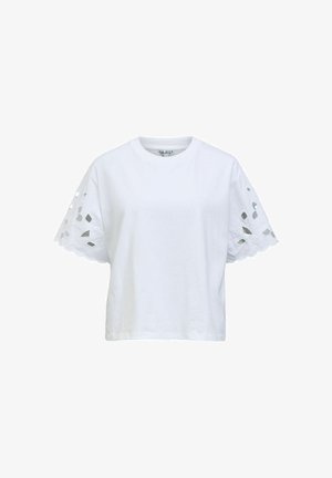 Valkoinen lyhythihainen pusero pyöreällä kaula-aukolla, jossa on aaltoilevat reunat ja leikattuja kukkakuoseja hihoissa.