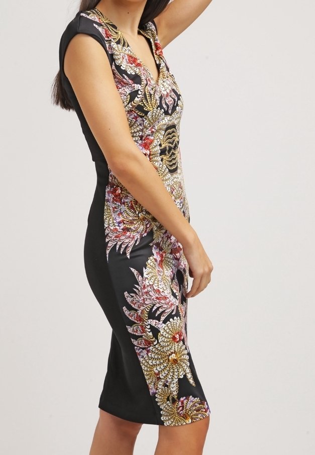 Robe noire ajustée ornée de motifs floraux et de feuilles colorés en or, rouge et violet. Elle présente un décolleté en V et des manches courtes.