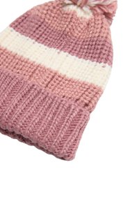 Gorro de punto en tonos variados de rosa y blanco, con puño acanalado y pompón en la parte superior, acabado texturizado y sutil brillo.