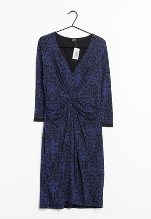 Vestido de manga larga con patrón floral en azul y negro, con escote en V y detalle de frente torcido, confeccionado en una tela suave y elástica.