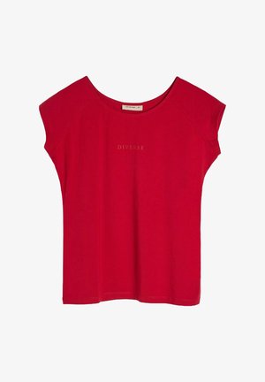 Czerwona koszulka z krótkim rękawem, wykonana z bawełny. Szeroki dekolt z rękawami raglanowymi. Zawiera napis "DIVERSE" wydrukowany w jaśniejszym odcieniu.