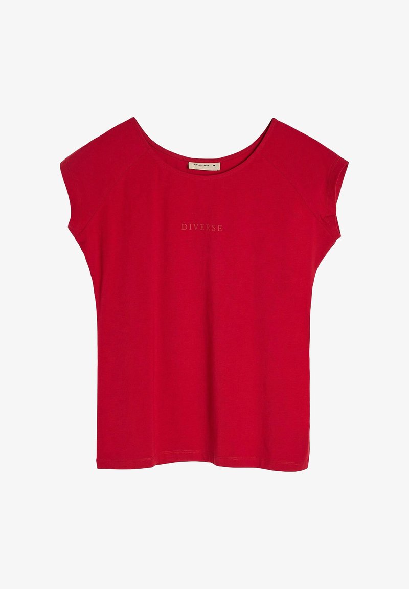 Czerwona koszulka z krótkim rękawem, wykonana z bawełny. Szeroki dekolt z rękawami raglanowymi. Zawiera napis "DIVERSE" wydrukowany w jaśniejszym odcieniu.