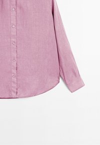 Chemise rose à manches longues avec boutons, ourlet arrondi et boutons visibles sur le devant, sur fond blanc.