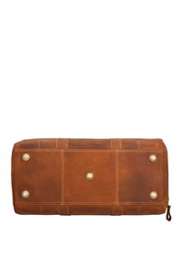 Braune Leder-Dufflebag mit Messingbeschlägen, rechteckiger Form, strukturiertem Finish und sichtbaren Nähdetails. Verfügt über fünf Metallfüße.