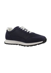 Basket athlétique bleu marine et blanche avec dessus en mesh et en daim, lacets blancs, col rembourré et semelle en caoutchouc noir.