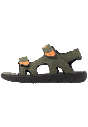 Grønn syntetisk sandal med åpen design, svart gummisåle og oransje detaljer. Har justerbare stropper for en sikker passform.