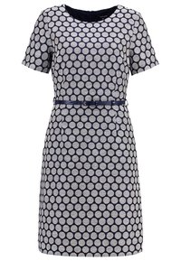 Robe marine à manches courtes avec motif circulaire blanc, longueur au genou, silhouette cintrée et fine ceinture marine à la taille.
