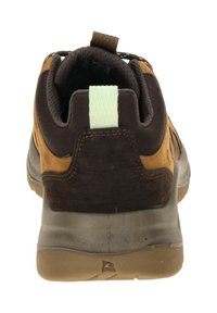 Braunes und graues Sportschuh mit strukturierter Oberseite, gepolstertem Kragen und einer hellgrünen Zugschlaufe an der Rückseite. Gummisohle sichtbar.