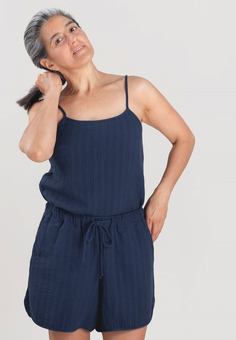 Navyblauwe, mouwloze playsuit van textuurstof, met een losse fit, een trekkoord in de taille en zakken.
