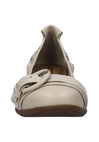 Zapato plano beige con puntera redondeada, detalle decorativo de hebilla, parte superior de cuero suave y suela de goma marrón duradera.
