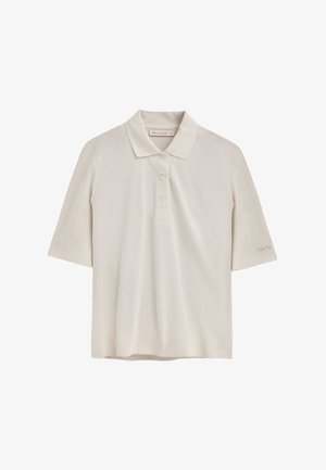 Kremowa koszulka polo z trzema guzikami, krótkim rękawem i subtelnym logo marki na rękawie. Teksturowana tkanina.