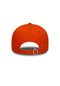 Casquette de baseball en coton rouge avec un dos structuré, une sangle ajustable et une texture lisse. Comprend des trous de ventilation et une couronne arrondie.