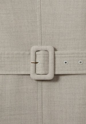 Tessuto grigio chiaro con una texture liscia; presenta una cintura con una fibbia rettangolare e hardware dorato, e diversi fori per la cintura.