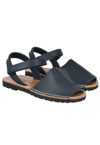 Sandalias de cuero azul marino con puntas abiertas, que cuentan con dos correas ajustables y una plantilla acolchada beige. Suela de goma negra con detalle de costura.