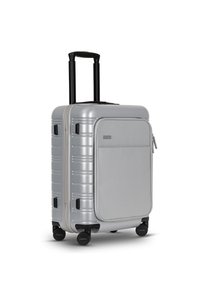Silberner Hartschalenkoffer mit einem ausziehbaren schwarzen Griff, vier schwarzen Rädern, einer mit Reißverschluss versehenen Fronttasche und glatter Oberflächenbeschaffenheit.