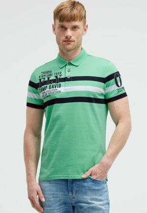 MIT STREIFEN-DESIGN UND ARTWORKS - Poloshirt - flight green