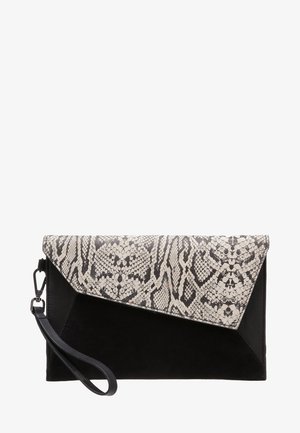 Czarna kopertówka z klapką w wężowy wzór. Charakteryzuje się teksturowaną powierzchnią, kanciastym designem oraz odpinanym paskiem na nadgarstek. Zastosowano kontrastowe materiały.