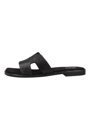 Sandalia de plataforma negra con un upper texturizado y brillante, que presenta una amplia correa y un diseño calado. Suela plana con un acabado suave.