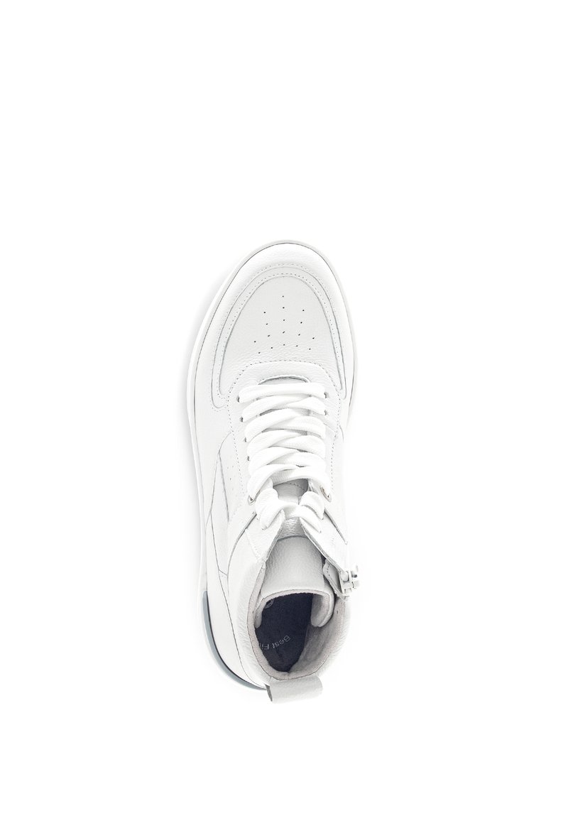Sneaker montante en cuir blanc avec un orteil perforé, des lacets plats et un détail zippé sur le côté, avec une doublure intérieure rembourrée.