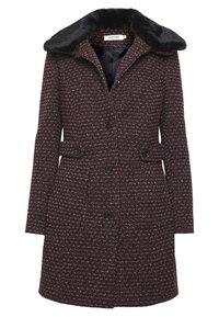 Cappotto in misto lana borgogna con collo in finta pelliccia nera, doppio petto, due tasche laterali e motivo testurizzato su tutta la superficie.