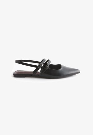 Zwarte slingback slipper met spitse neus, gemaakt van zacht leer, met twee verstelbare banden met ronde gespen en een lage vierkante hak.