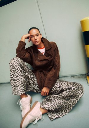 PULL&BEAR, MID-WAIST ANIMAL PRINT - BAGGY JEANS - Jean baggy - brown
