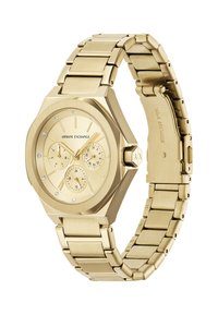 Gouden Armani Exchange polshorloge met metalen schakelband, ronde wijzerplaat, drie subdials, kristallen uurmarkeringen en A|X-logo op de kroon.