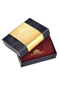 Zwarte doos met een gouden en zwarte decoratieve deksel met het merk "Wittchen." Binnenin piept een bordeauxrode stof met een gouden logo naar buiten.