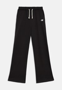 Zwarte wijde sweatpants met elastische tailleband, witte trekkoorden, zijzakken en een klein wit New Balance-logo op de rechterheup.