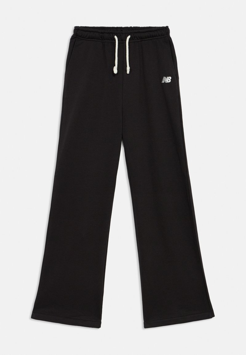 Zwarte wijde sweatpants met elastische tailleband, witte trekkoorden, zijzakken en een klein wit New Balance-logo op de rechterheup.