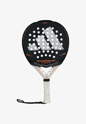 Zwart padelracket met een geperforeerd oppervlak. Voorzien van een schuin handvat, wit handvat met stippen en subtiele oranje accenten. Branding zichtbaar.