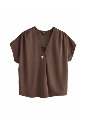 Brązowa bluzka z krótkim rękawem i dekoltem w serek, z pojedynczym ozdobnym guzikiem z przodu i luźnym, wygodnym krojem, wykonana z lekkiego materiału.