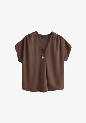Brązowa bluzka z krótkim rękawem i dekoltem w serek, z pojedynczym ozdobnym guzikiem z przodu i luźnym, wygodnym krojem, wykonana z lekkiego materiału.