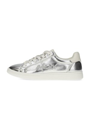 Sneaker metallica argento con finitura liscia, accenti grigio chiaro, design con lacci e suola in gomma bianca. Presenta il logo del marchio ricamato di lato.