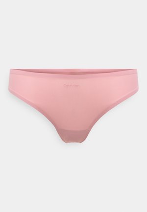 Bikini-trusse i blødt lyserødt stof med en glat tekstur og minimalistisk design. Calvin Klein-logo diskret trykt på taljebåndet.