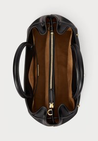 Fekete bőr kézitáska sima felülettel, dupla füllel és belső zsebbel. Cipzáras rekesszel és puha barna béléssel rendelkezik.